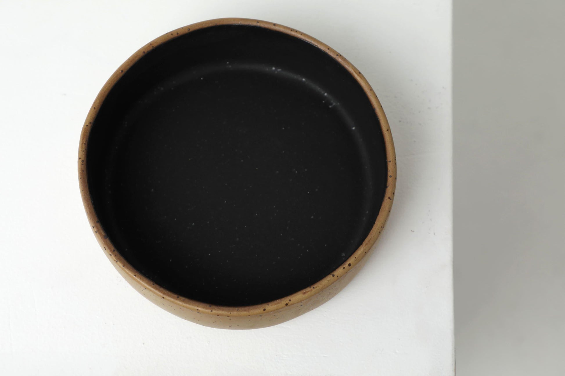 Handmade ceramic dog bowls | RAW+BLACK - premium dog goods handmade in Europe by animalistus