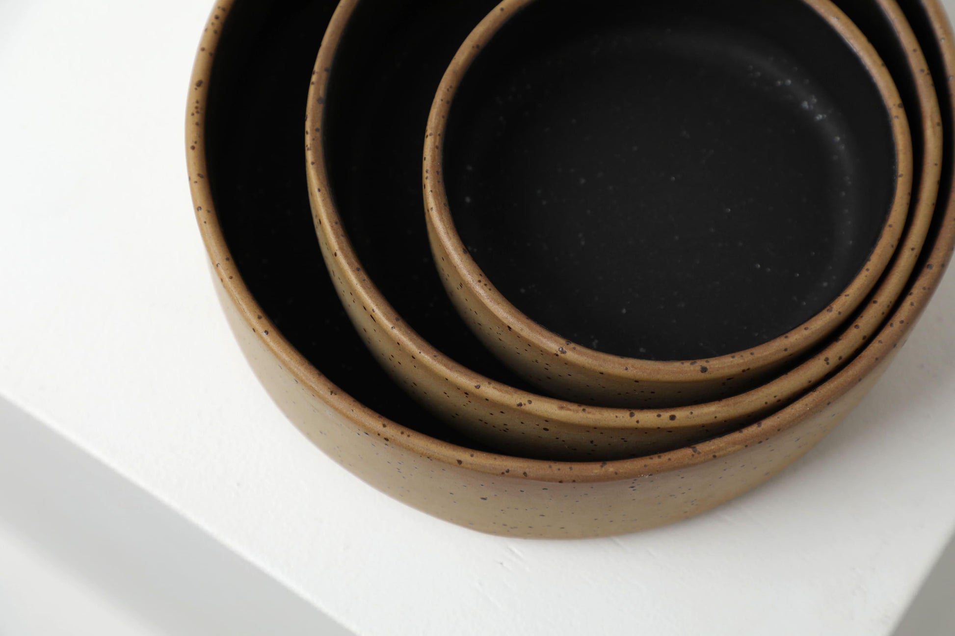 Handmade ceramic dog bowls | RAW+BLACK - premium dog goods handmade in Europe by animalistus