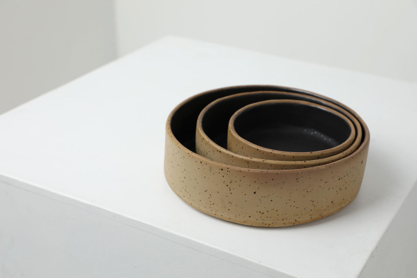 Handmade ceramic dog bowls | RAW+BLACK - premium dog goods handmade in Europe by animalistus